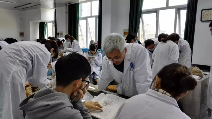       张卫光教授和学生们     