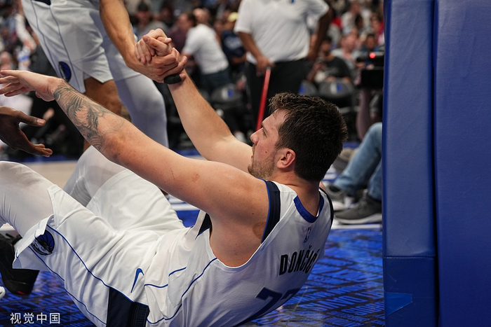 队友拉起东契奇。