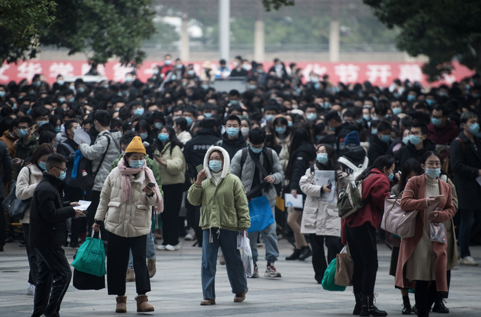 　▲2020年11月29日，湖北武汉。在国考华中科技大学文华学院考点，考生们排队有序进场。当日上午，中央机关及其直属机构2021年度考试录用公务员笔试将正式开考。