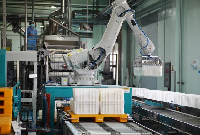 ▲机械化操作的孝感米酒生产车间。何晓刚 摄