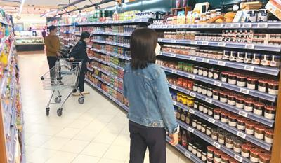 消费者在北京市朝阳区一家超市选购罐头食品。 本报记者 康 朴摄