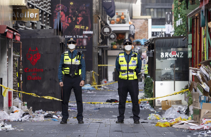 10月30日，警察在韩国首尔的踩踏事故现场警戒。新华社发 李相浩 摄