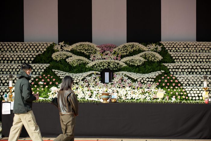 11月1日，民众走进设在韩国首尔广场首尔图书馆正门前的集体焚香所，为遇难者献花默哀。新华社记者 王益亮 摄