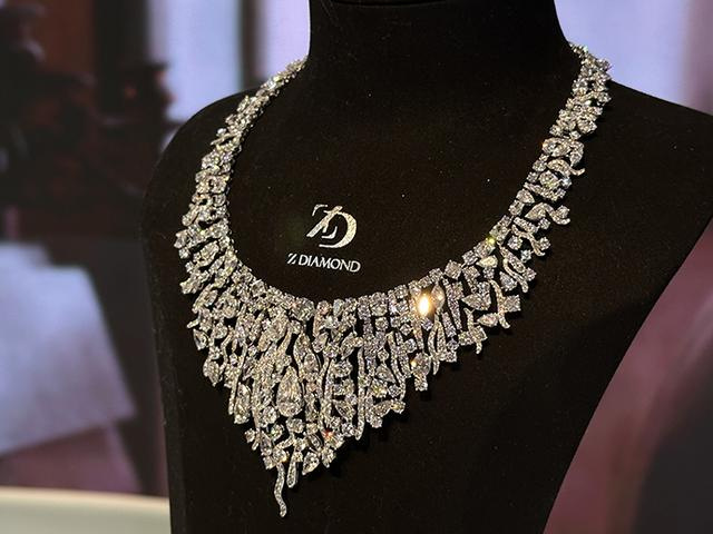 11月5日上午，“Z DIAMOND全球首发首秀—梦寻纯境”发布会在国展中心举行。本文图片 澎湃新闻记者 巩汉语 拍摄