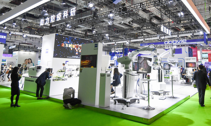 第三届进博会如期举办，“公共卫生防疫专区”吸引了大量世界500强和行业龙头企业，展示抗击新冠肺炎疫情最新成果。