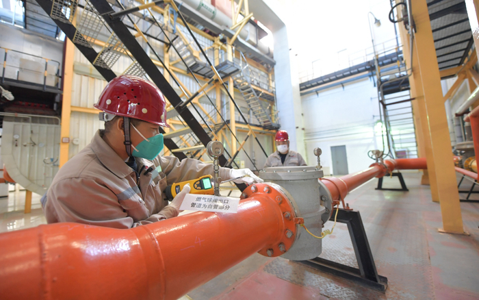 康庄供热厂的工作人员手持嗅敏仪对供热锅炉开展巡查。新京报记者 李木易 摄