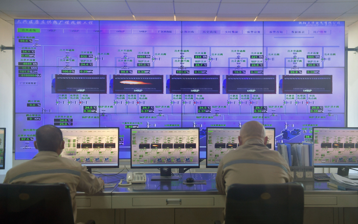 11月7日，北京北燃热力有限公司康庄供热厂锅炉房内，工作人员时刻关注着2号锅炉的运行情况。新京报记者 李木易 摄