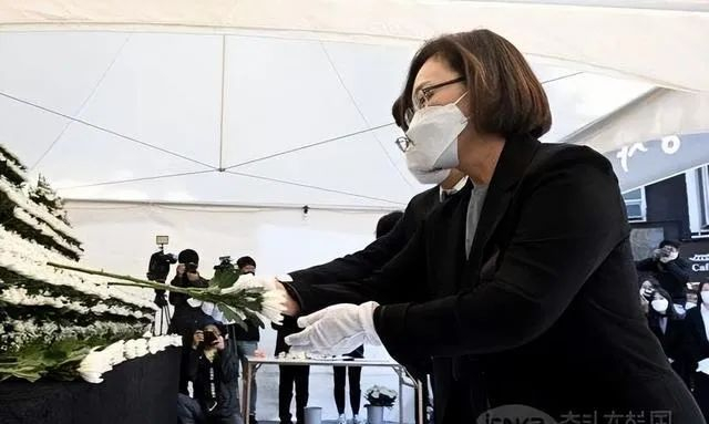 龙山区厅长朴熙英在梨泰院惨案联合焚香所吊唁&nbsp;图源：韩联社