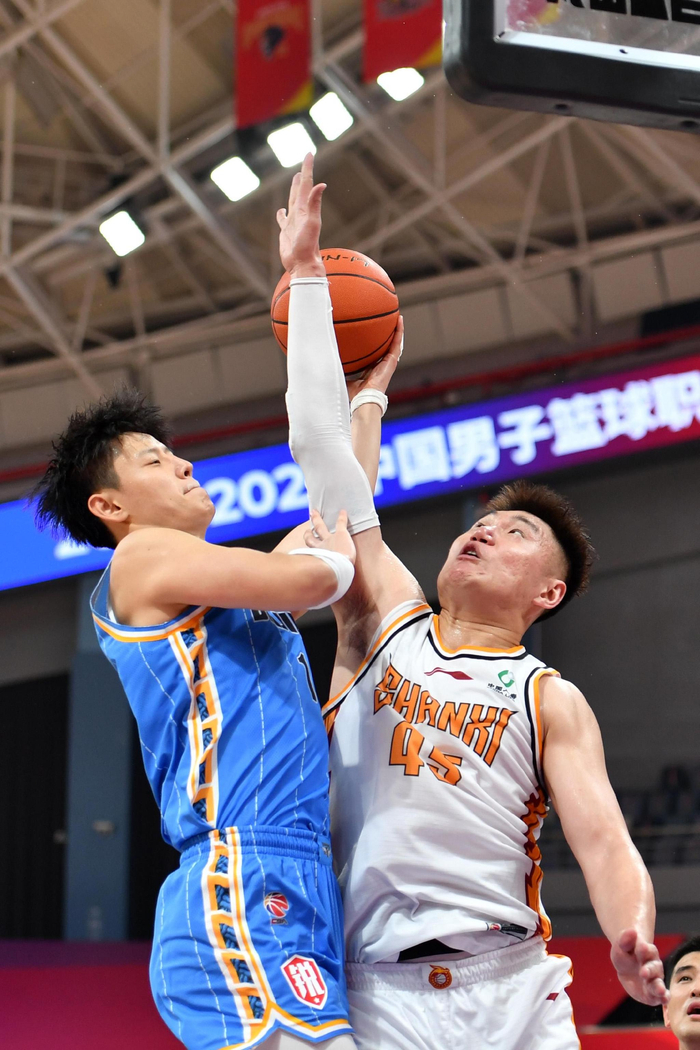 对阵旧主首钢，常林严防曾凡博（左）上篮。&nbsp; 图/新华社