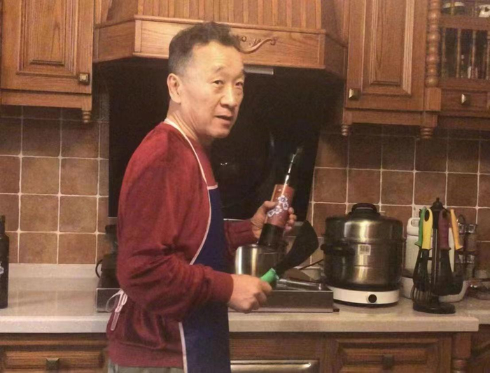 刘亚津说，闲暇时最喜欢在家做饭，自创菜品。  受访者供图