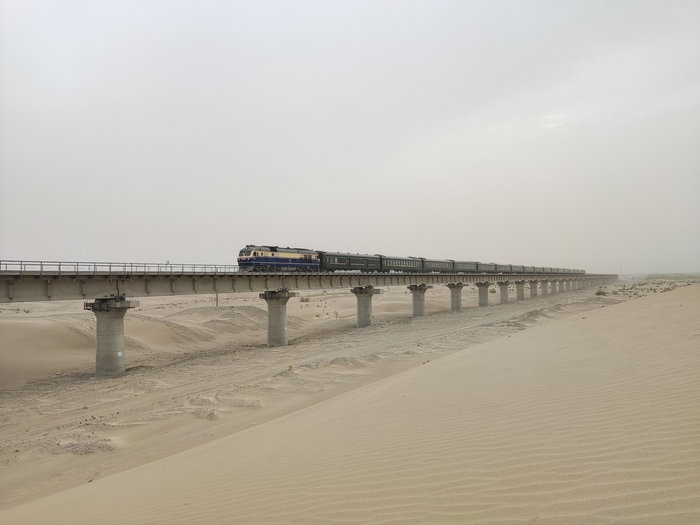 2022年8月1日，在沙漠中运行的列车。受访者供图