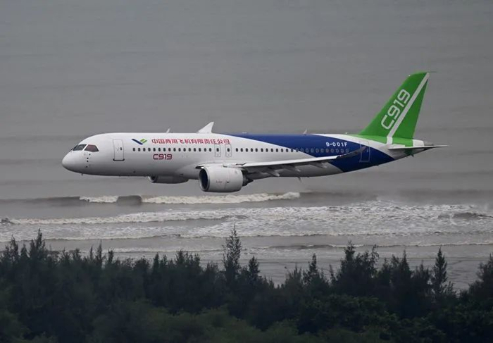 ▲C919 飞机进行低空通场。