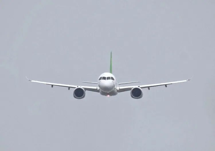 ▲C919飞机进行飞行训练。