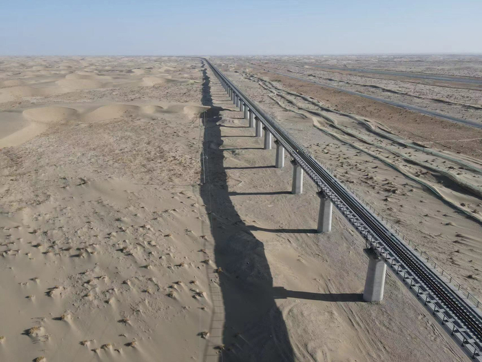 塔克拉玛干沙漠中的“过沙桥”。受访者供图