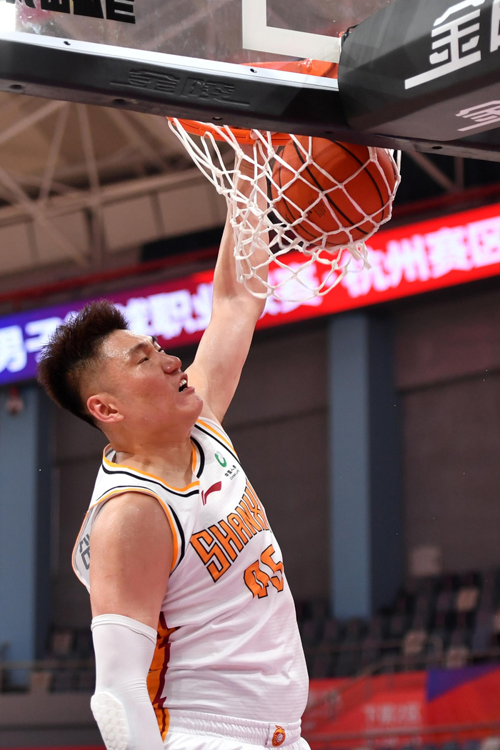 对阵北京首钢，常林砍下职业生涯第二个三双。&nbsp; 图/新华社