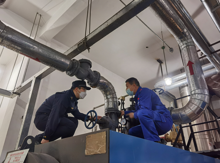 石景山区古城街道对辖区热力单位进行检查，询问了供热户数、供热面积、供暖设备运行情况，确保居民度过一个温暖的冬天。