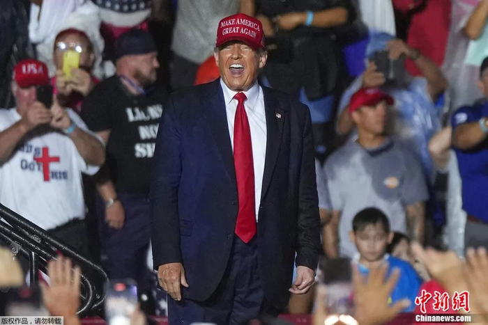 当地时间11月5日，特朗普在宾夕法尼亚州拉特罗布的选举集会上发表讲话。