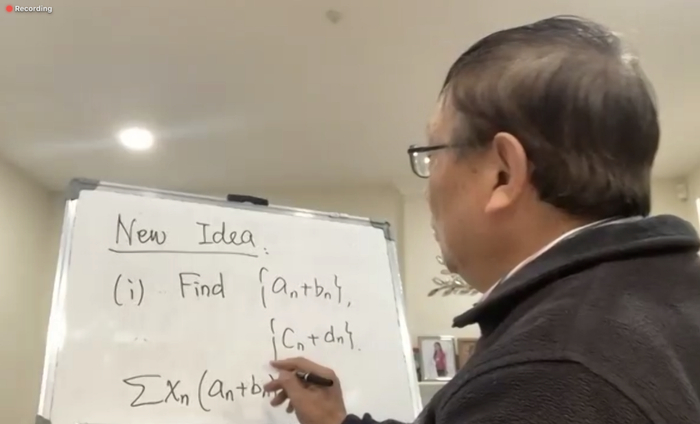 ▲演讲中，张益唐在白板上展示其推导思路。  网络截图