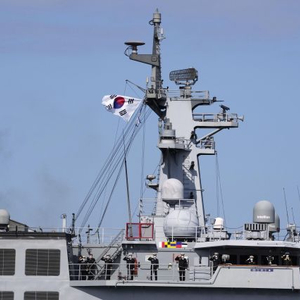 韓国海軍の大型揚陸艦「独島」で乗船体験する人々 ／京畿道