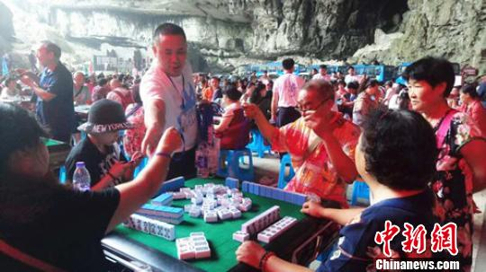 四川“洞穴麻将”。钟欣 摄