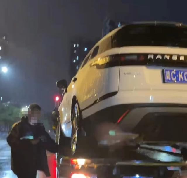 夏女士的路虎车被拖车拖回4S店检修。本文图片 受访者供图