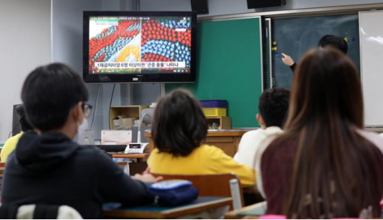 本月1日，首尔龙山区某小学内，学生们正在接受与踩踏事故相关的安全教育。图自韩媒