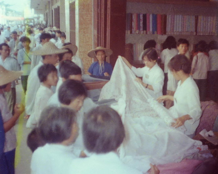 1980年代初，广东西部，在农村供销社买布的农民。