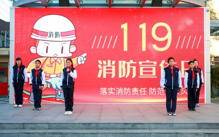 灯市口校区同学用小口诀介绍火灾急救逃生要领。 学校供图