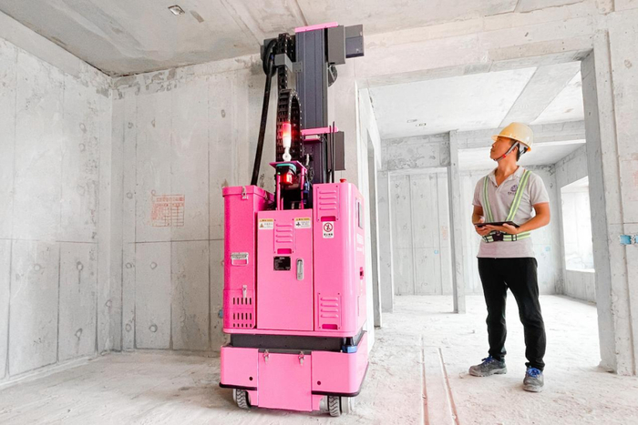 操作人员正在操作机器人启动内墙面打磨工作