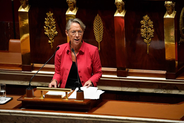 当地时间2022年10月23日，法国巴黎，法国国民议会上，法国总理伊丽莎白·博尔内在辩论前发表讲话，左翼和极右翼对政府使用宪法第49条第3款不经表决强行通过议会2023年预算进行了两场不信任投票。