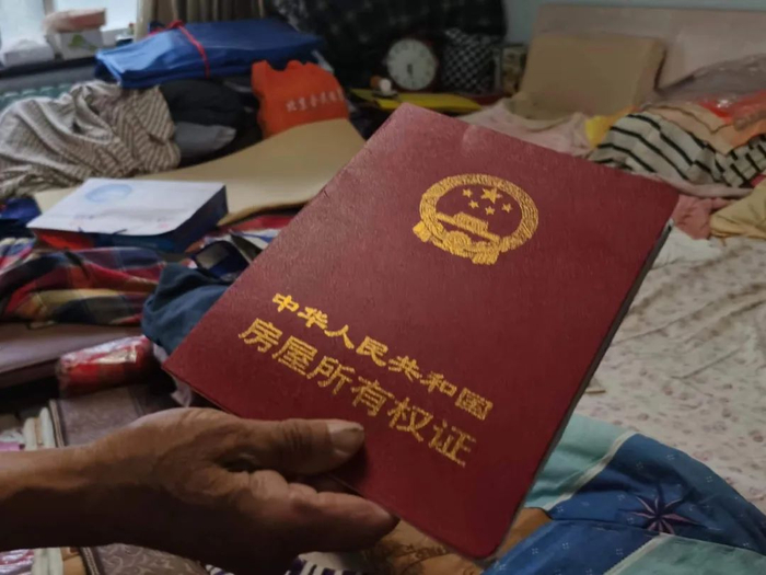 小贷公司成员留给吴涛夫妇的“房产证”。中青报·中青网记者 耿学清/摄