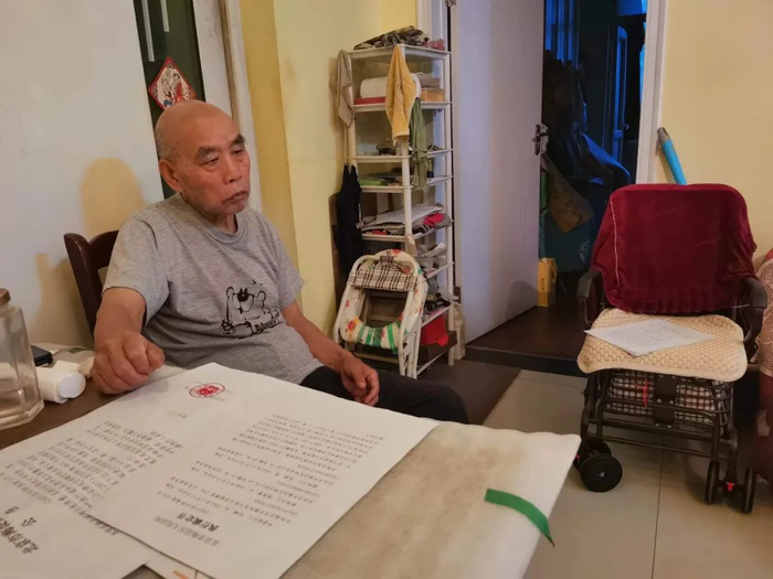 收到强制腾房通知后，吴涛坐在房子里。中青报·中青网记者 耿学清/摄