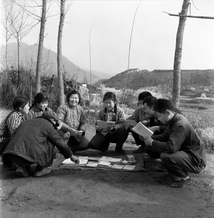 1975年，湖北，通山县厦铺供销社图书发行员邓美景把图书送到乡村读者手中。