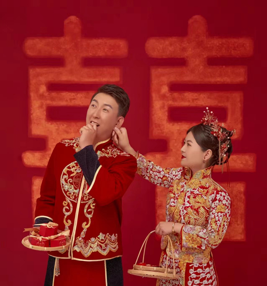 张军和妻子的结婚照。受访者供图