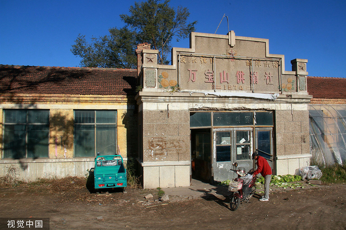 2020年9月14日，黑龙江安达万宝山乡，万宝山供销社从1972年开业到如今，老柜台老货架子，一对老夫妻在此经营。