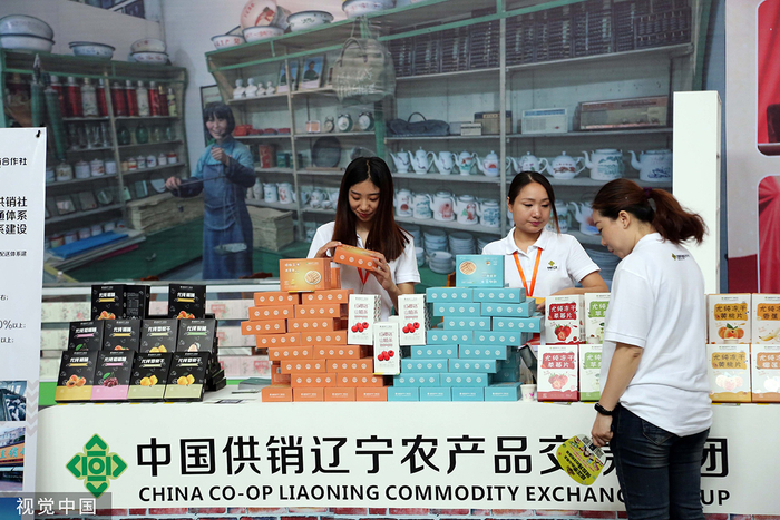 2017年8月4日，沈阳，市民在供销e家全国农产品交易博览会上选购食品。