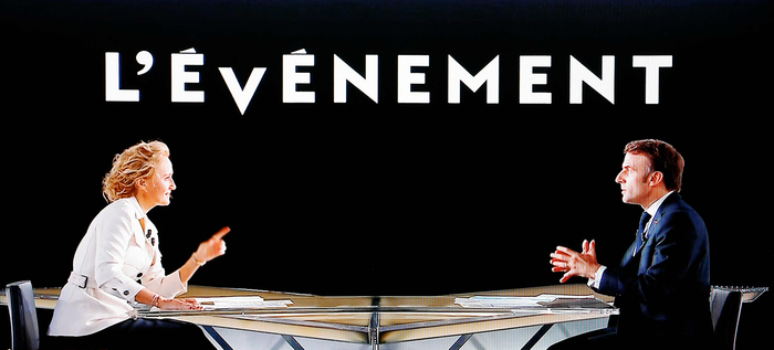 当地时间2022年10月26日，法国巴黎，在名为“L‘evenement”的节目中，法国总统马克龙（右）在接受记者兼电视主持人Caroline Roux采访时讲话。（视频截图）