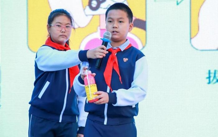 学生自制灭火器模型，介绍灭火器的使用方法。  学校供图