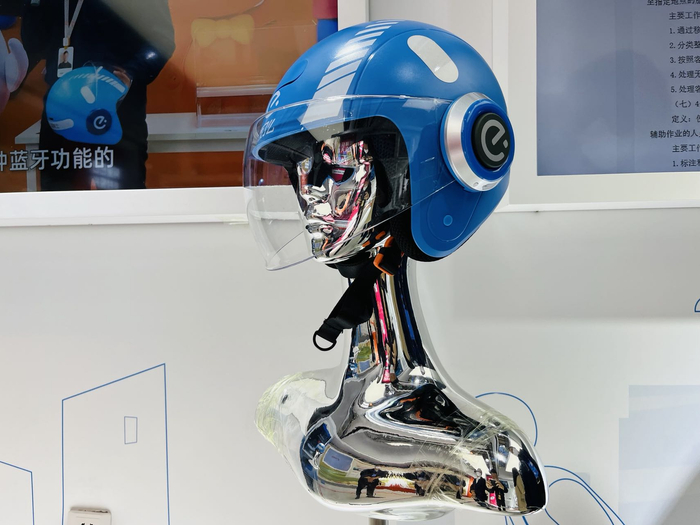 智能头盔。