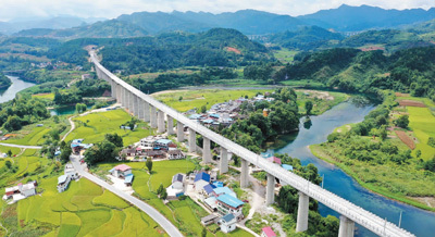 　　图为贵（阳）南（宁）高铁营盘清水河双线特大桥段建设现场。贵南高铁设计时速350公里，是我国“八纵八横”高铁网主通道包头至海口通道的重要组成部分。 肖 伟摄（人民视觉）