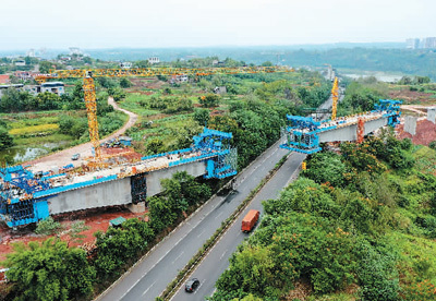 　　10月7日，在渝昆高铁沱江特大桥跨厦蓉高速连续梁建设现场，中铁四局建设者全力以赴抢抓施工进度。 许 达摄（人民视觉）