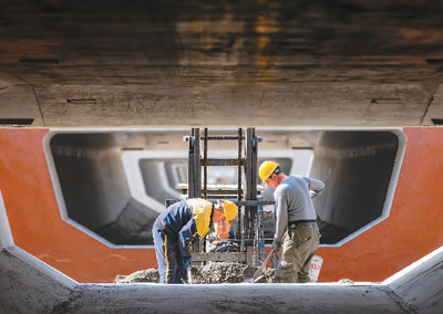 9月21日，集（宁）大（同）原（平）高铁内蒙古段，工人正在紧张施工作业。 夏 亮摄（人民视觉）