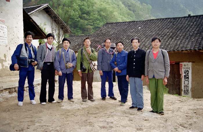 1987年，湖北神农架板仓乡，当地供销社主任与神农架中药资源普查队员在板仓供销社收购门市部前合影。