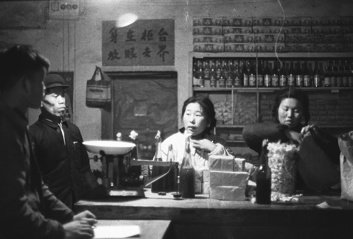 1965年，北京市周口店地区，供销社的职工们常年坚持背篓上山，为散居在山里的50多个自然村的村民服务。