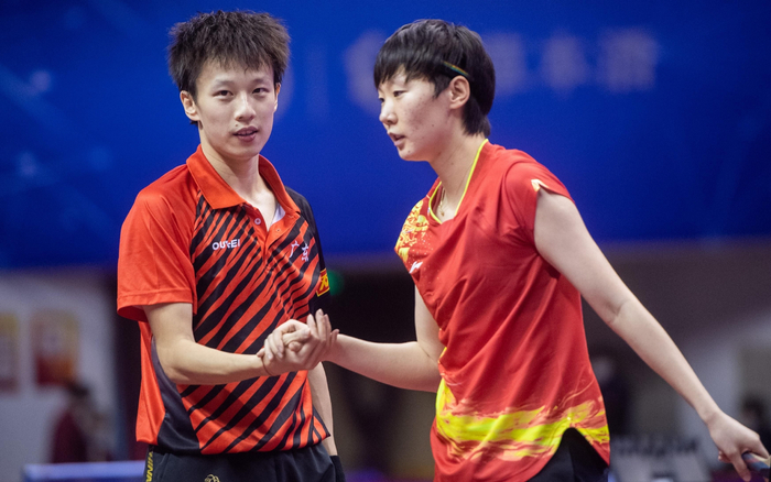 发挥更胜一筹的林高远/王曼昱夺得乒乓球全锦赛混双冠军。  图/新华社