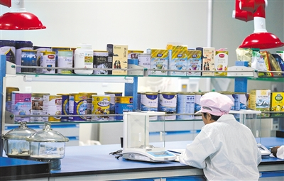 甘肃华羚乳品集团的检测室。资料照片