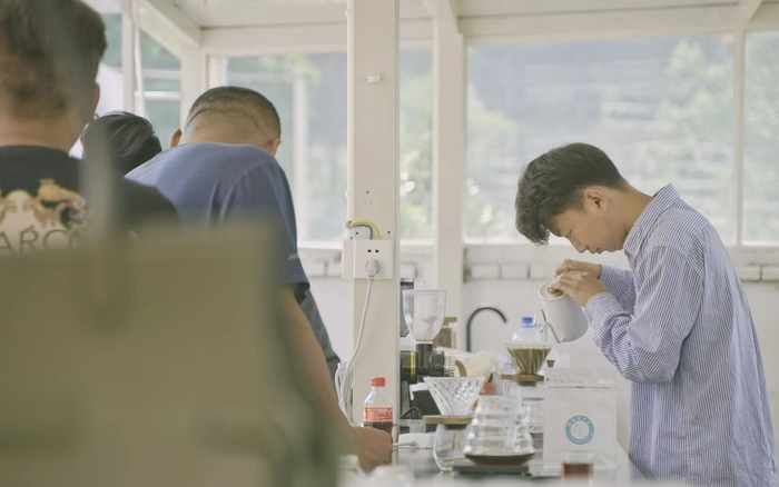 游客来体验、品尝咖啡。受访者供图