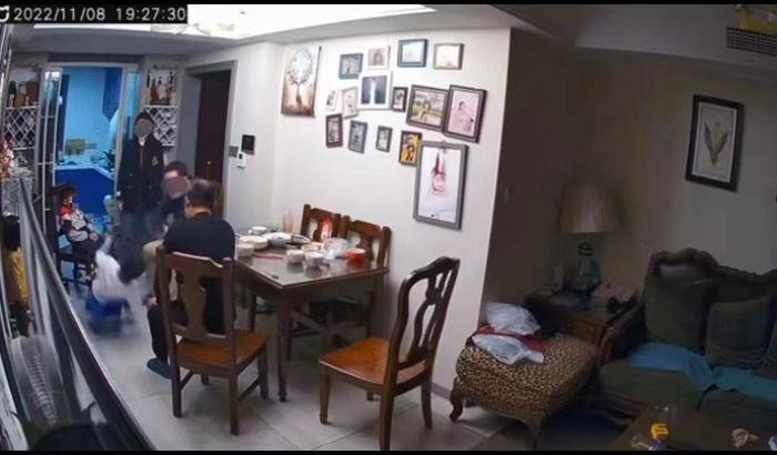 11月8日晚，监控视频截图。 来源：被打男童母亲社交平台