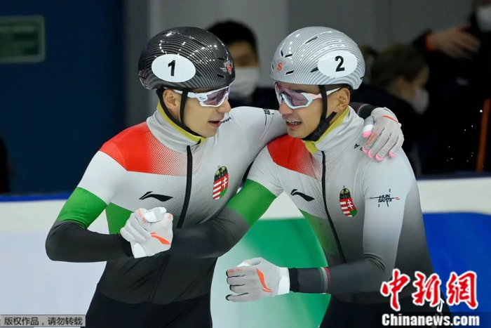 图为刘少林、刘少昂庆祝胜利。图片来源：IC photo