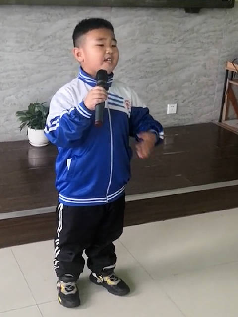 1年级男生唱游山恋开口惊艳 ,网友:老天爷追着喂饭的孩子_手机新浪网